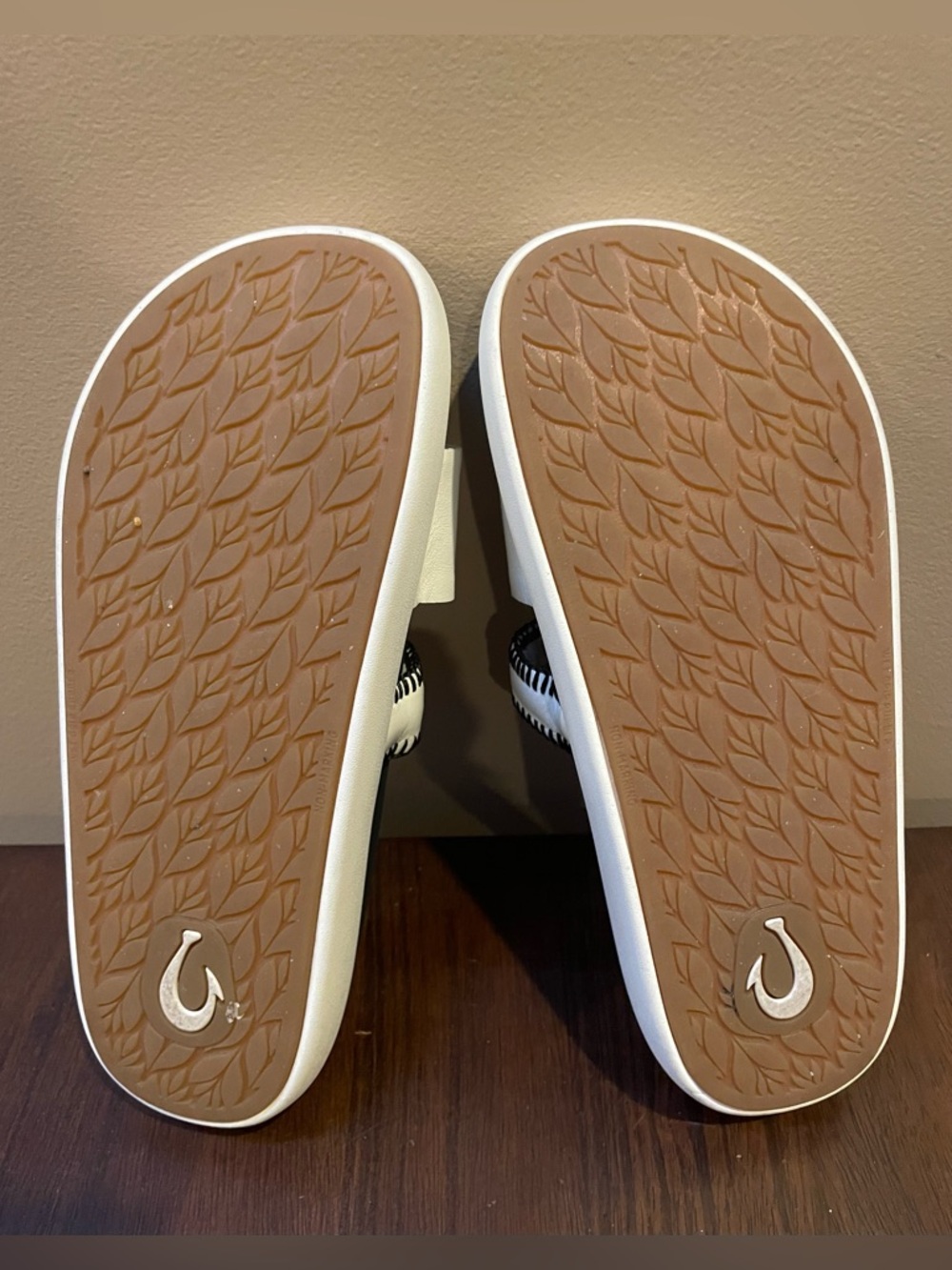 OluKai Pae Slide Sandal, Leather, White / Black, Women’s Size 7 - Picture 5 of 12